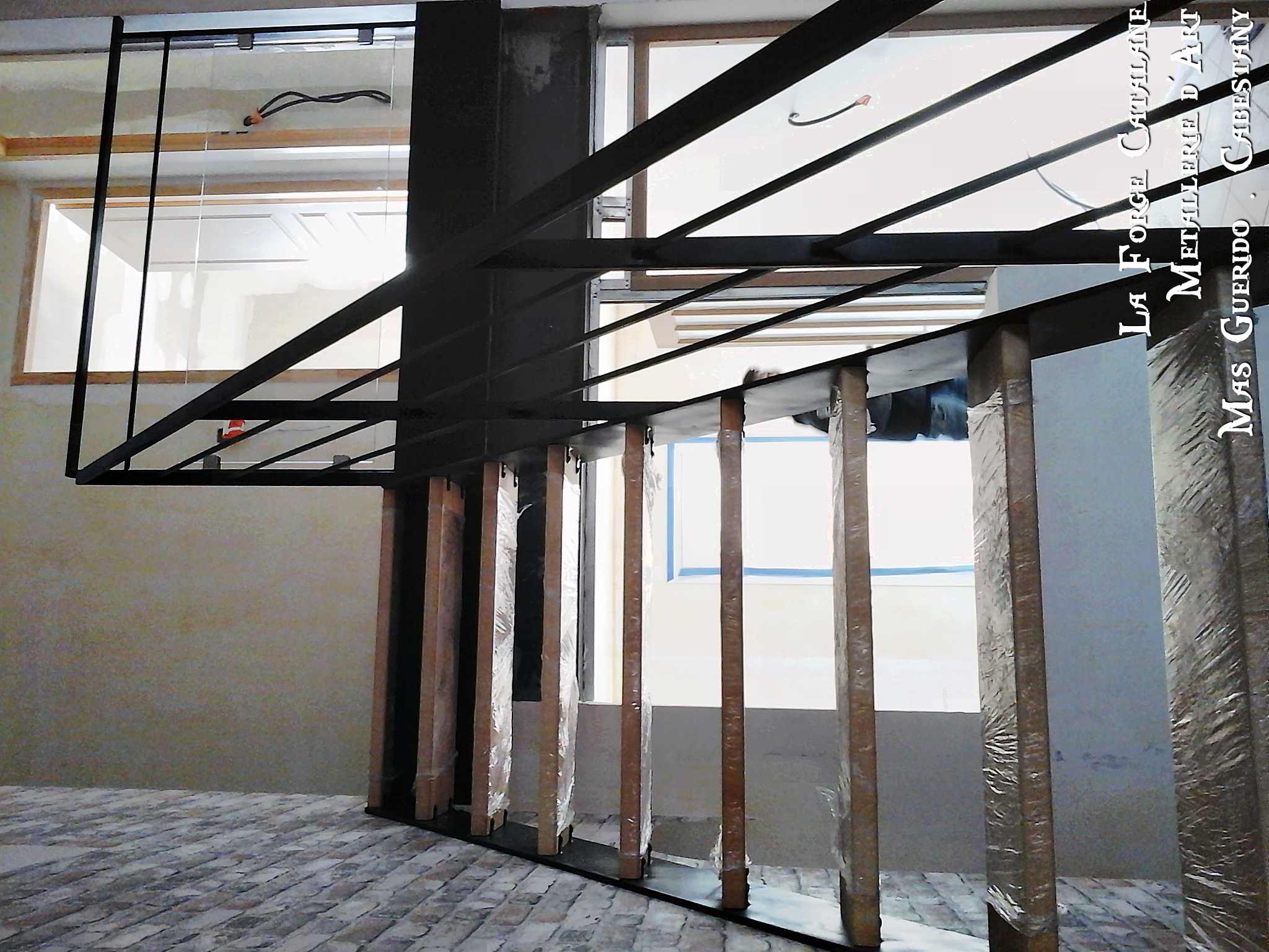 escalier double limons en fer  marches en bois rampant remplissage lisses horizontale forge catalane.jpg